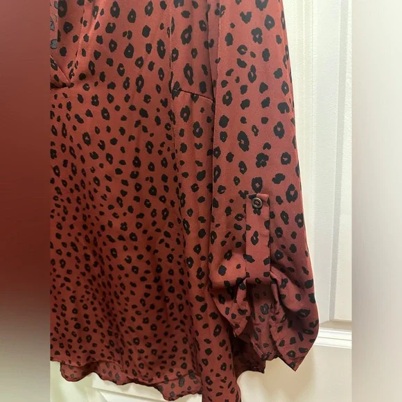 Lush Warren split neck leopard blouse - red and black - Picture 6 of 8